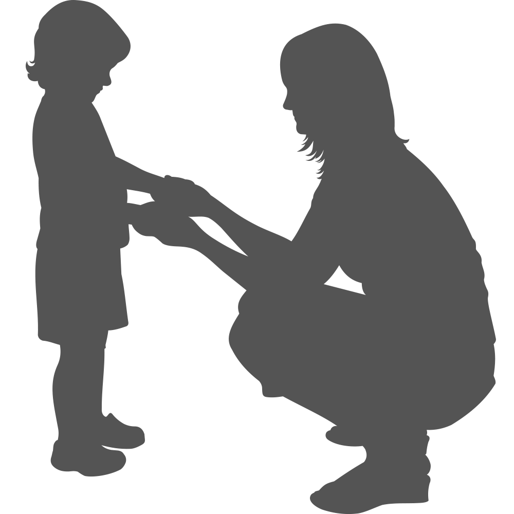 Schattenriss einer Mutter, die sich zu ihrem kleinen Kind hinunterbeugt und seine Hände hält